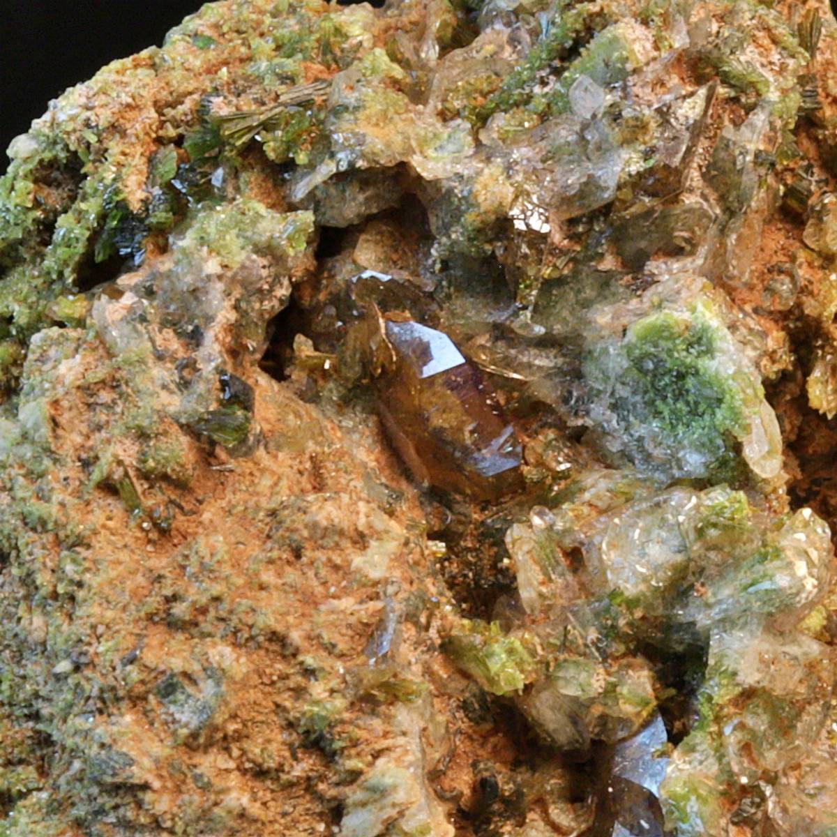 Titanitt (sfen) på ortoklas fra Imilchil, Marokko