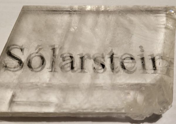 Hovedbilde Optisk kalsitt / solstein / vikingstein i svart gaveeske (stor)
