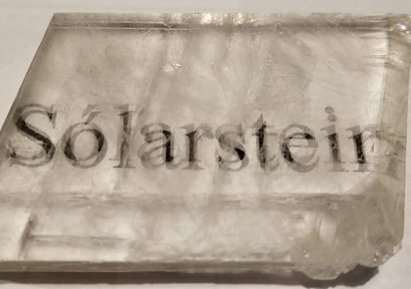 Optisk kalsitt / solstein / vikingstein i svart gaveeske (stor)