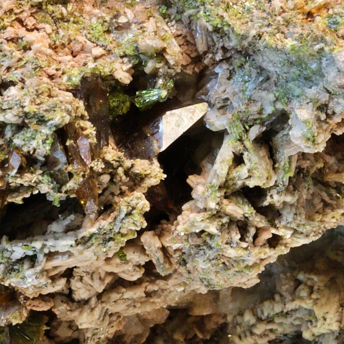 Titanitt (sfen) på ortoklas fra Imilchil, Marokko