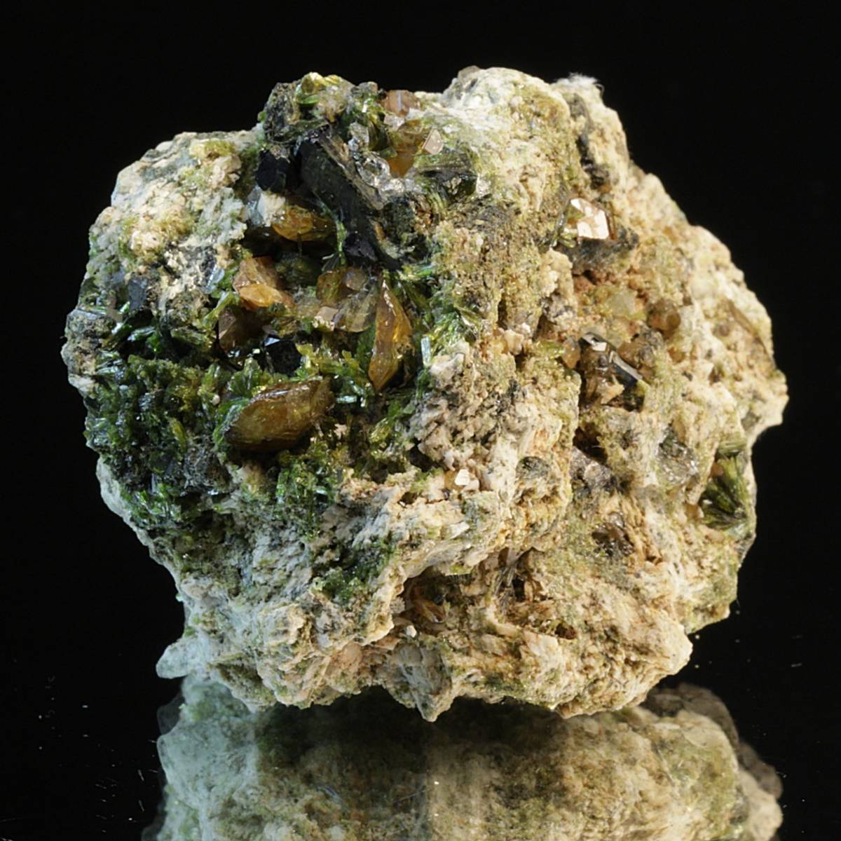 Titanitt (sfen) på ortoklas fra Imilchil, Marokko