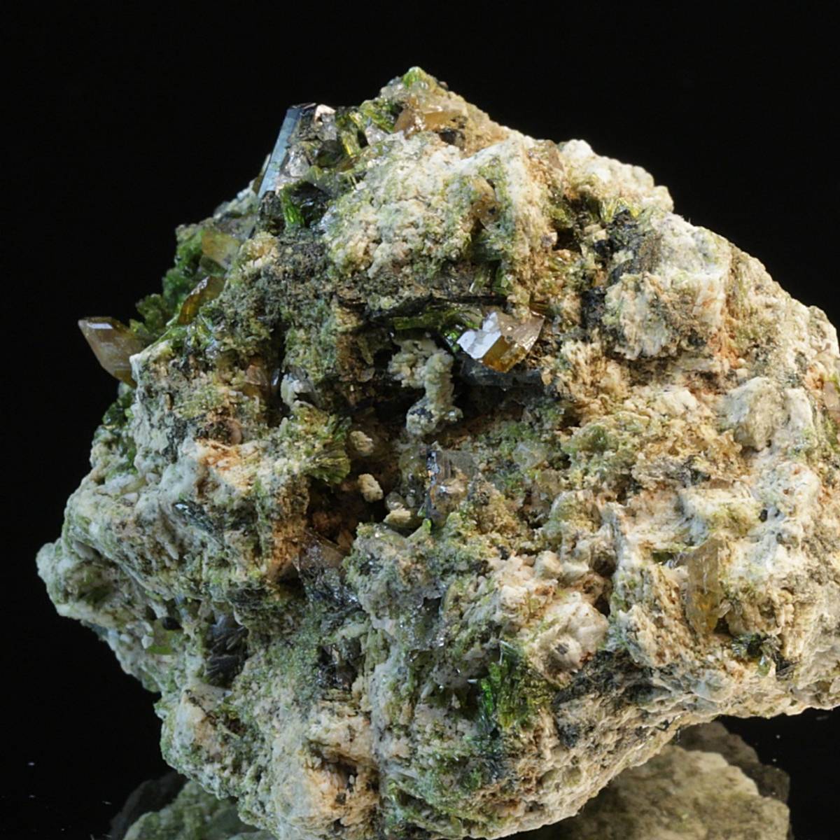 Titanitt (sfen) på ortoklas fra Imilchil, Marokko