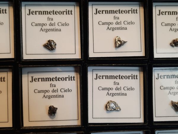 Hovedbilde Meteoritt Campo del Cielo i magnetisk gaveeske