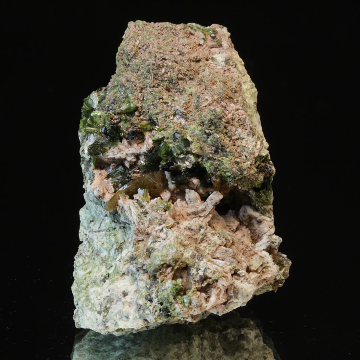 Titanitt (sfen) på ortoklas fra Imilchil, Marokko