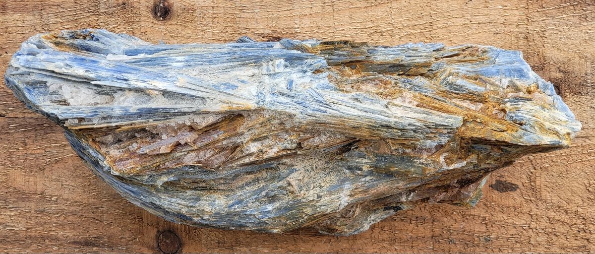 Diger blå kyanitt (kyanite) med kvarts, Brasil