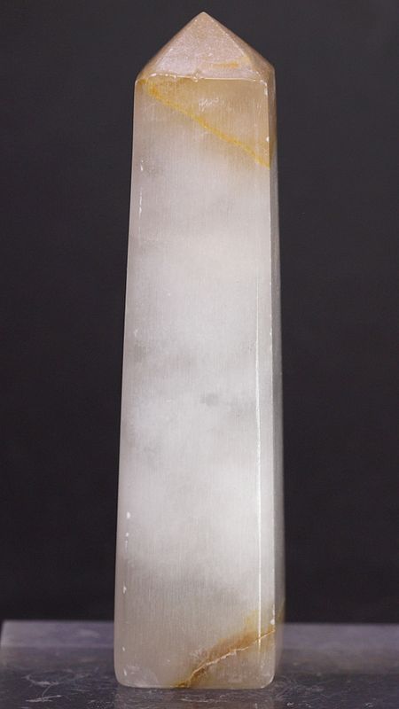 Båndkalsitt, tårn, obelisk