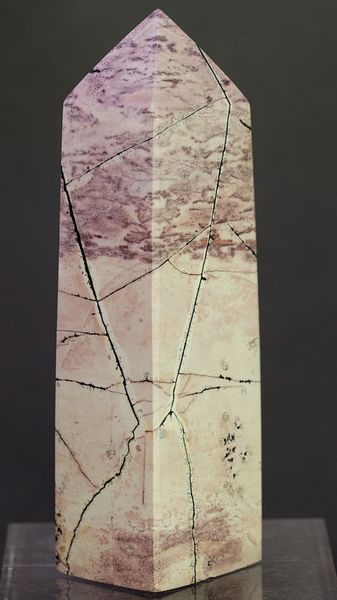 Hovedbilde Obelisk/tårn av slipt dendrittisk kalkstein