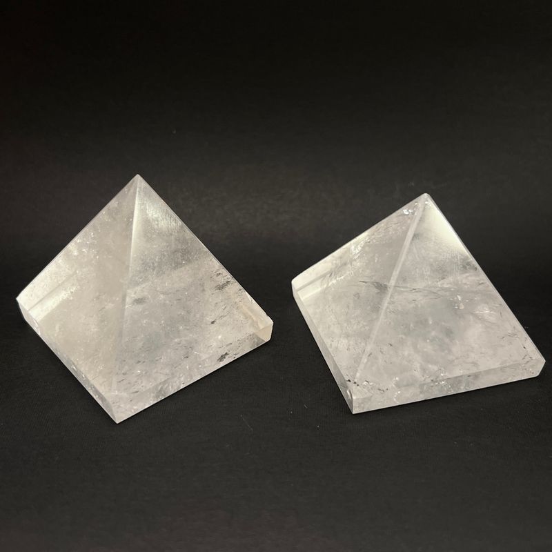 Slipt pyramide av kvarts/bergkrystall