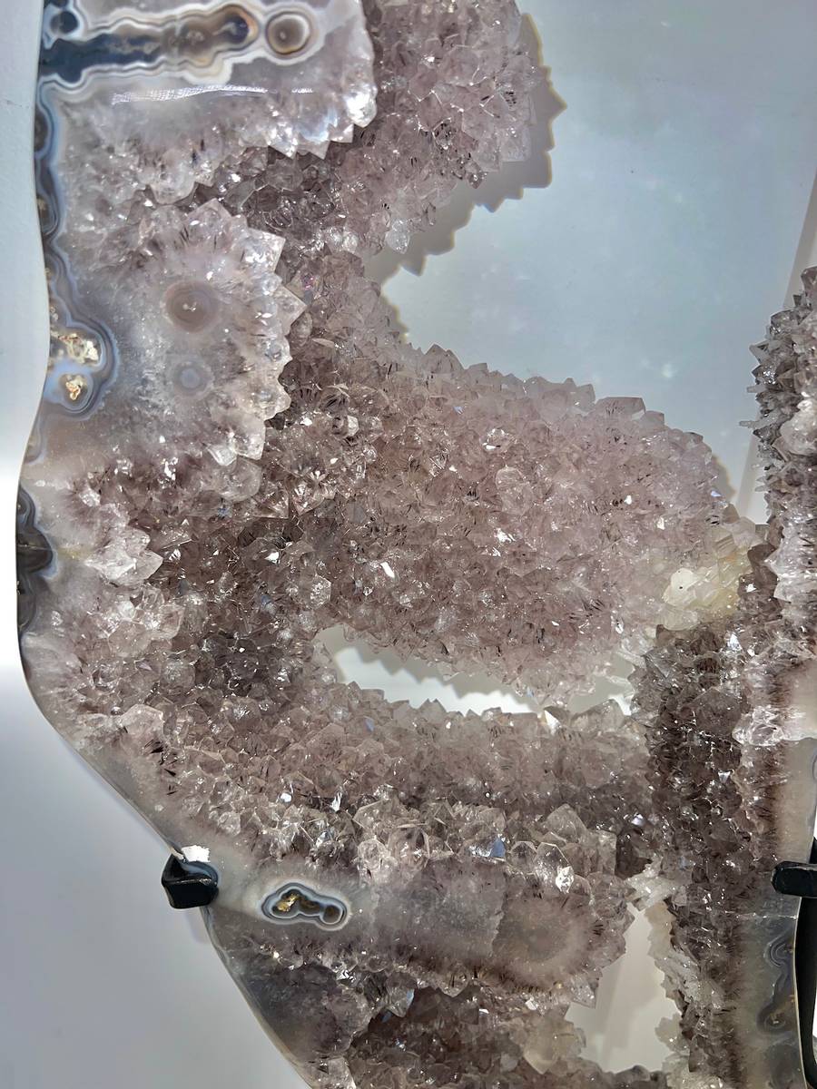 Ametystkrystallring med polert agatskorpe på metallstativ