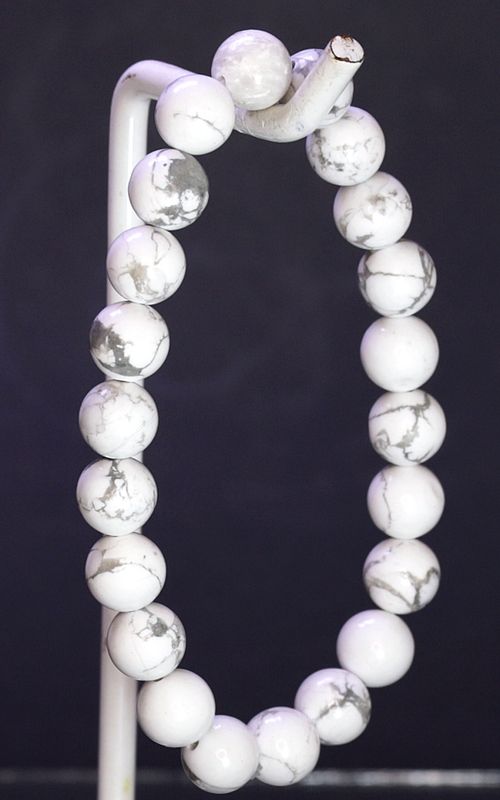 Hvit howlitt, armbånd, 8 mm kuler