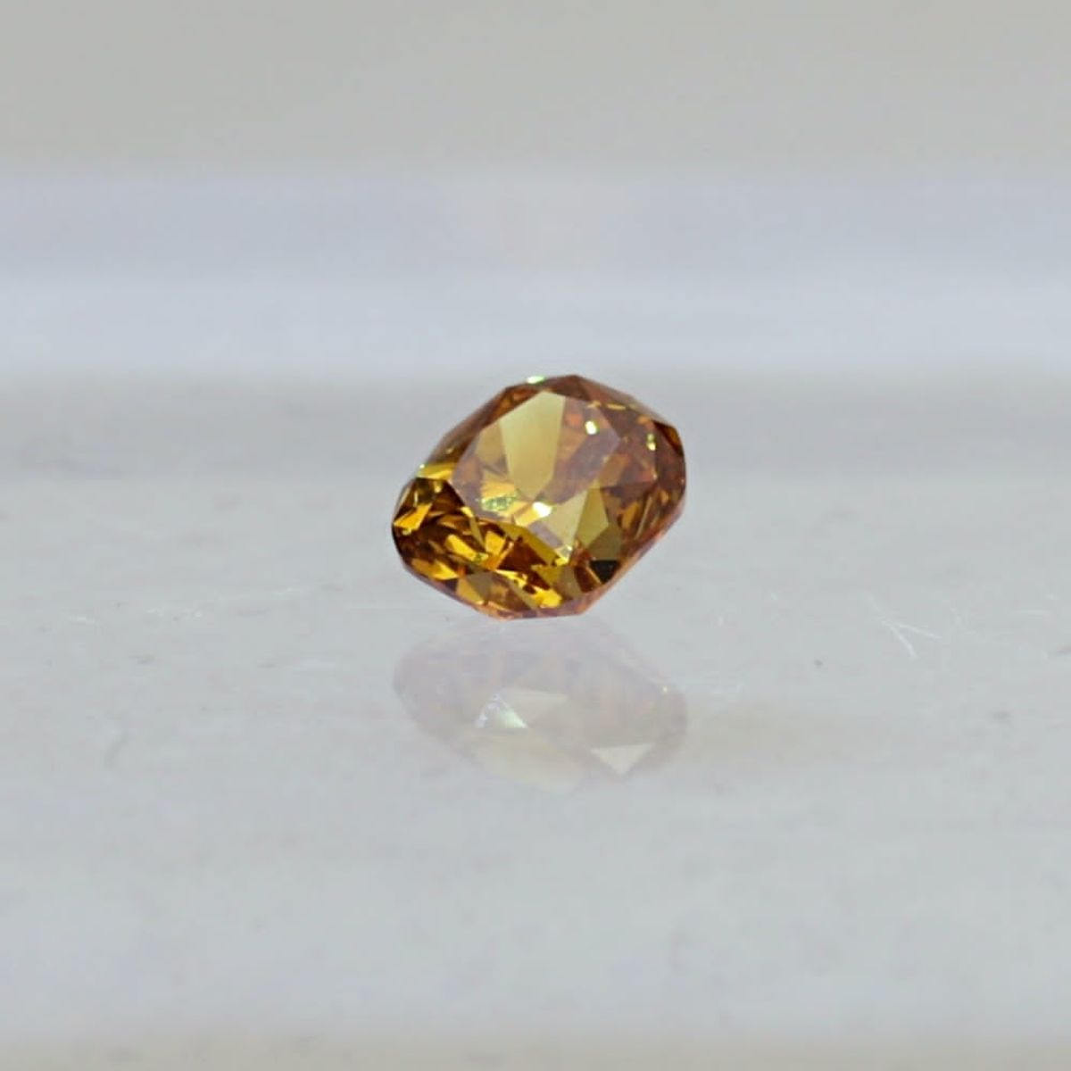 Sjelden naturlig guloransje diamant 0,66 karat med sertifikat