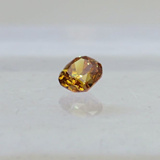 Hovedbilde Sjelden naturlig guloransje diamant 0,66 karat med sertifikat