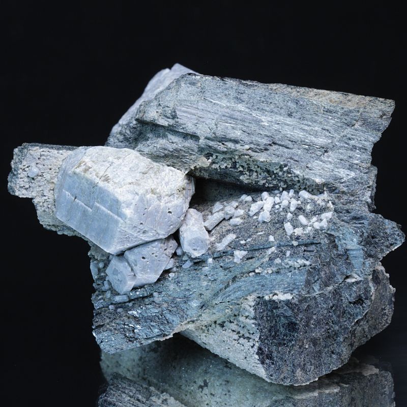Hydroksylapatitt med hornblende, Oksøyekollen, Snarum