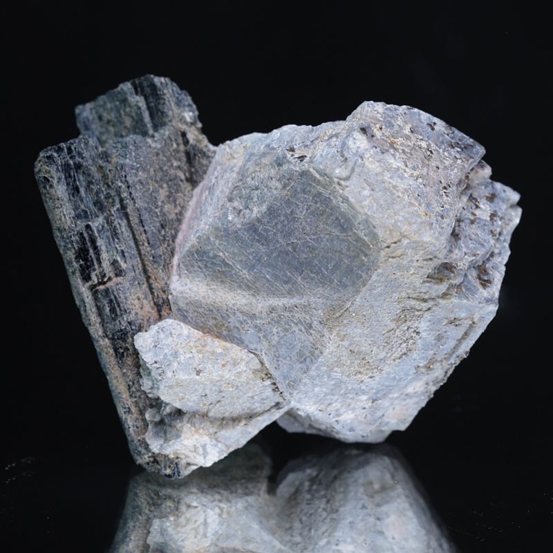 Hydroksylapatitt med hornblende, Oksøyekollen, Snarum