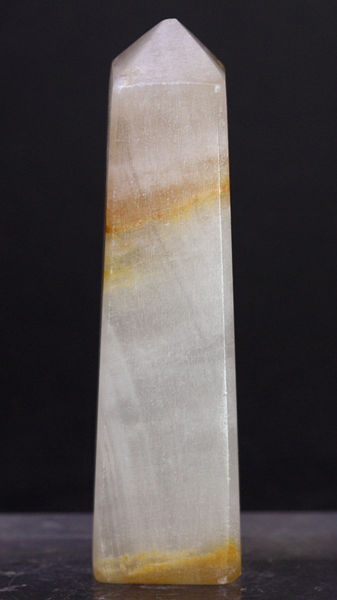 Båndkalsitt, tårn, obelisk