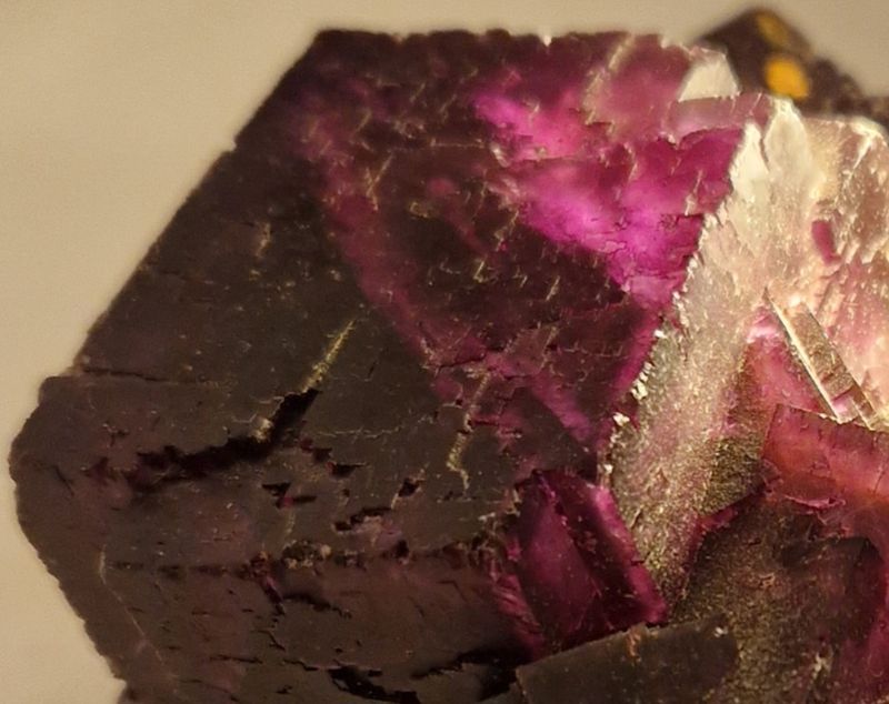 Mørkelilla fluorittkrystaller (stor sammenvokst gruppe!)
