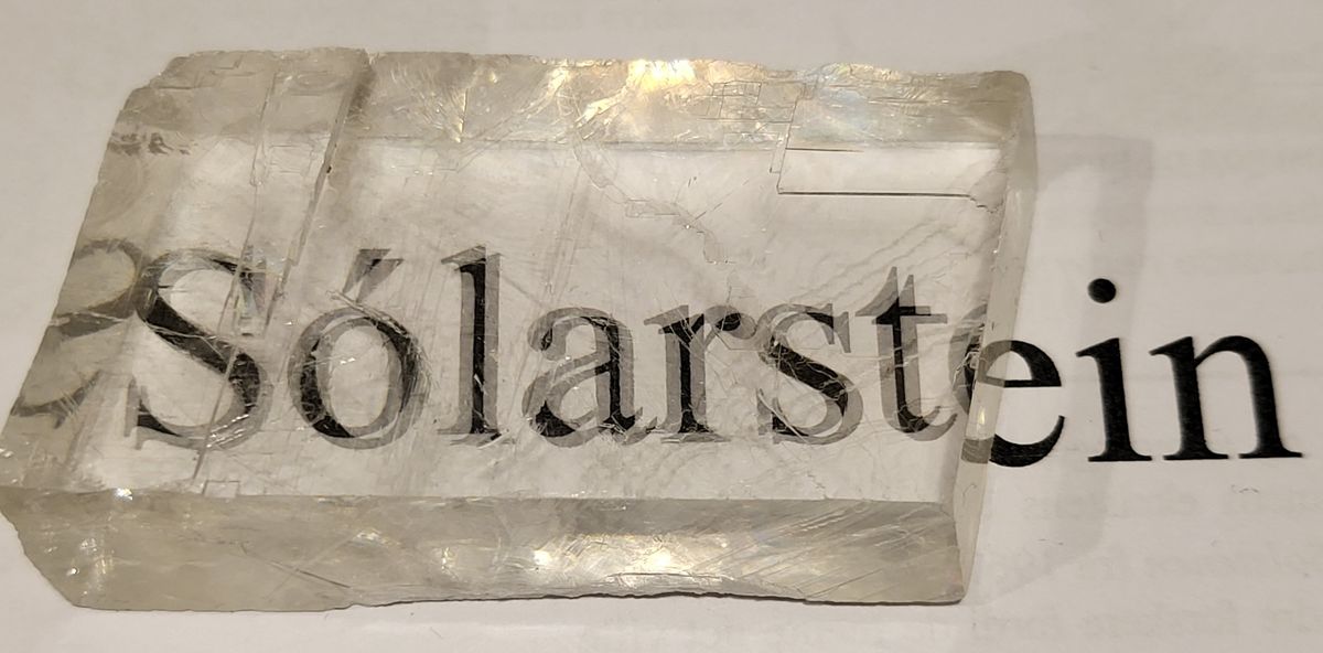 Optisk kalsitt / solstein / vikingstein i svart gaveeske (medium)