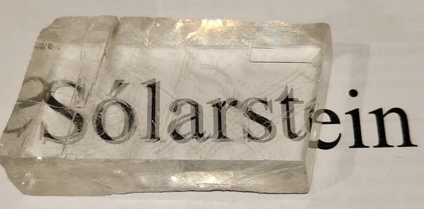 Hovedbilde Optisk kalsitt / solstein / vikingstein i svart gaveeske (medium)