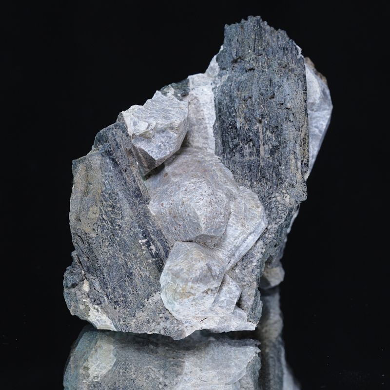 Hydroksylapatitt med hornblende, Oksøyekollen, Snarum