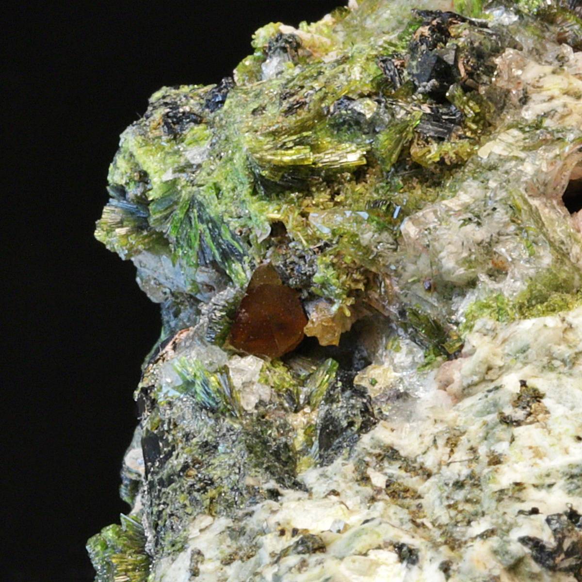 Titanitt (sfen) på ortoklas fra Imilchil, Marokko